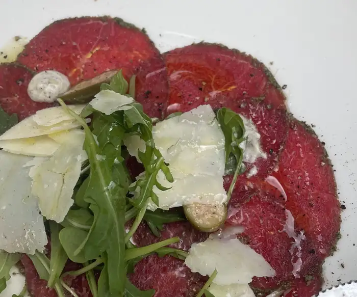 Carpaccio wołowe z rukolą i parmezanem