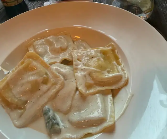 Ravioli na białym talerzu