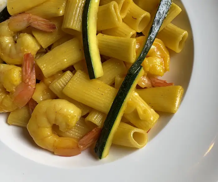 Rigatoni w sosie szafranowym z cukinią i krewetkami