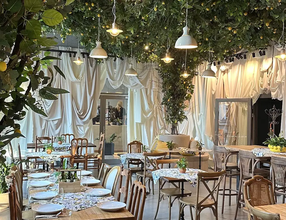 Sala z zielonym sufitem i stolikami